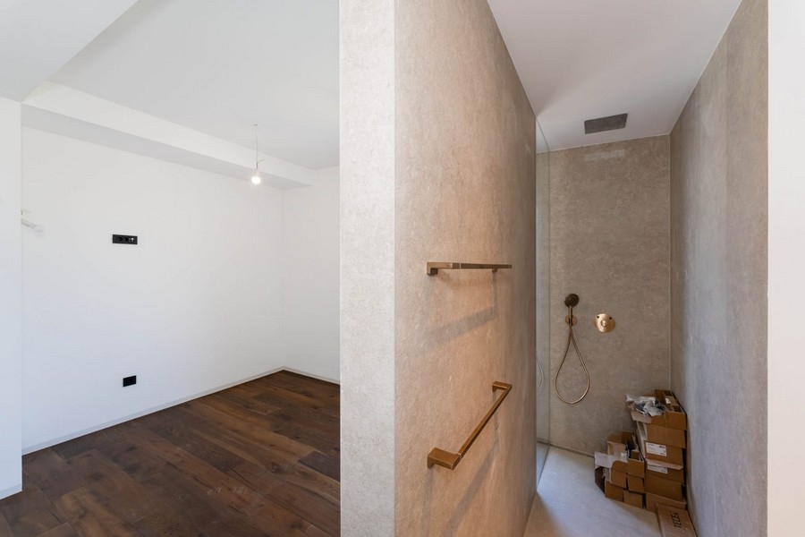 Pièce avec plancher en bois et douche à l'italienne