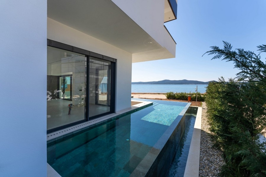 Piscine le long de la façade de la maison avec vue mer en Croatie