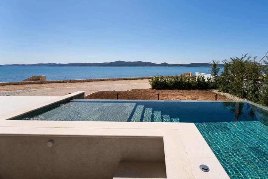 Piscine avec vue sur la mer devant Sukosan