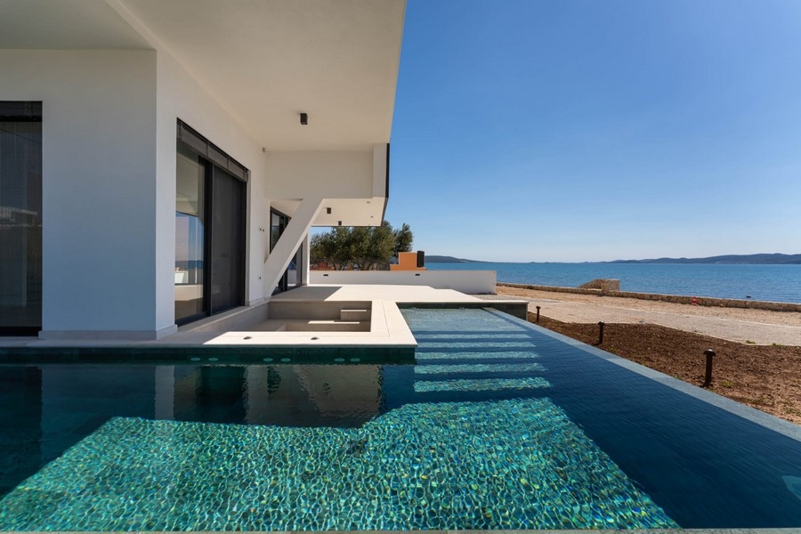 Piscine à la façade de l'appartement neuf avec vue mer