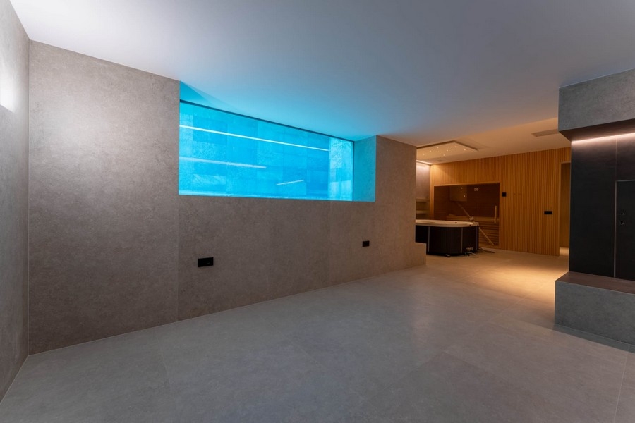 Sous-sol avec fenêtre donnant sur la piscine