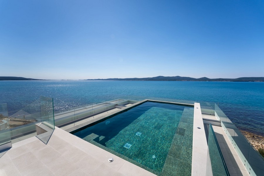 Piscine à débordement sur le toit-terrasse avec vue mer