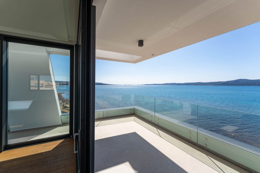 Terrasse avec garde-corps en verre et vue mer à Sukosan