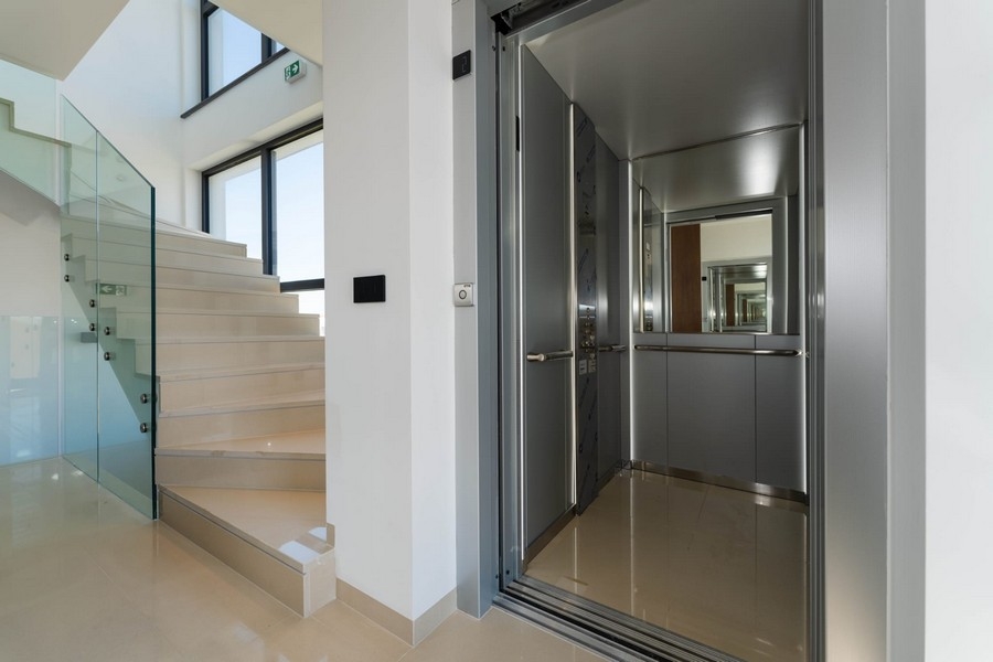 Ascenseur et cage d'escalier dans le penthouse