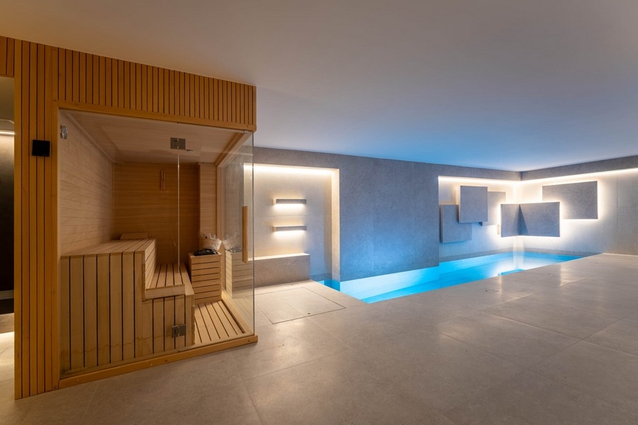Espace bien-être avec sauna et piscine intérieure