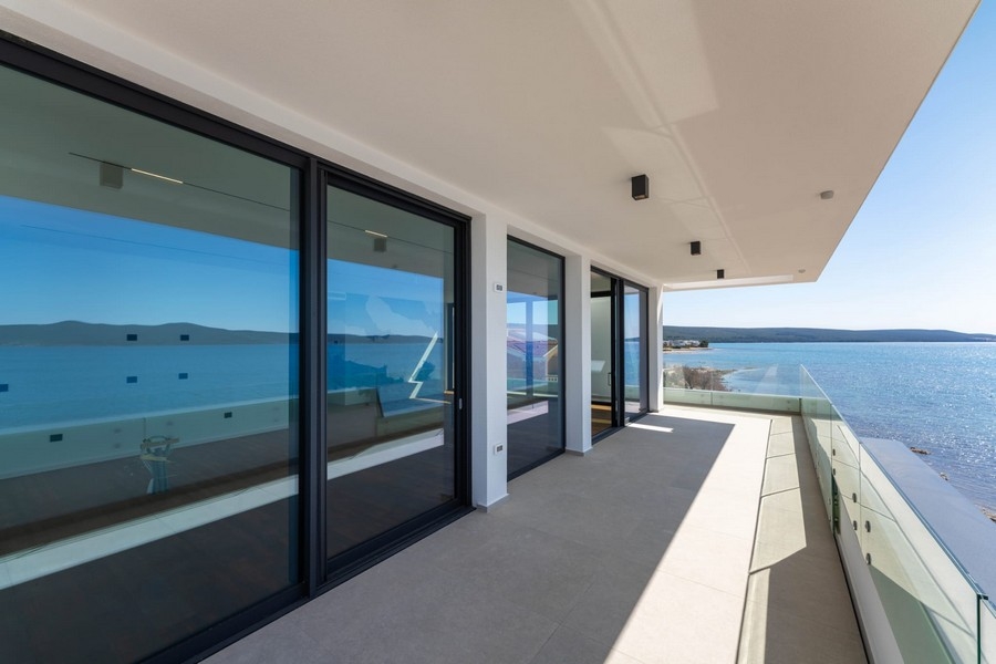 Terrasse couverte du penthouse avec vue mer