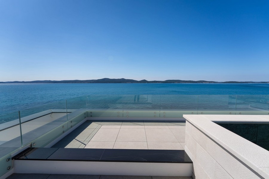Toit-terrasse avec vue panoramique sur la mer en Croatie