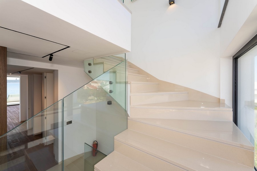 Escalier intérieur avec garde-corps en verre dans le penthouse