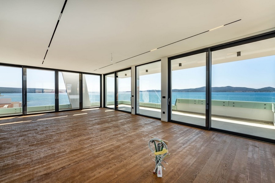 Séjour ouvert avec parquet et vue mer