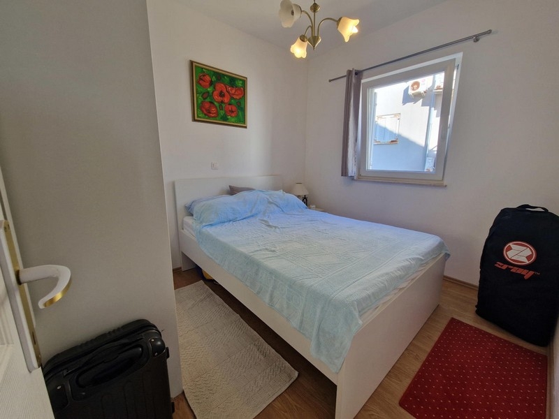Chambre avec lit et fenêtre