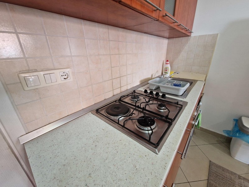 Cuisine avec plan de travail et plaque de cuisson à gaz
