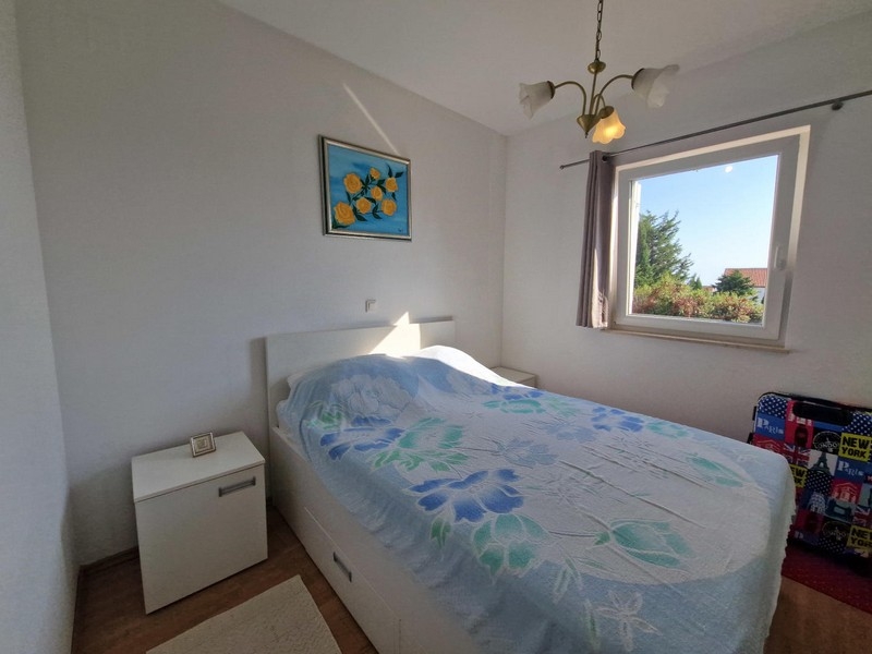 Chambre avec lit et plafonnier