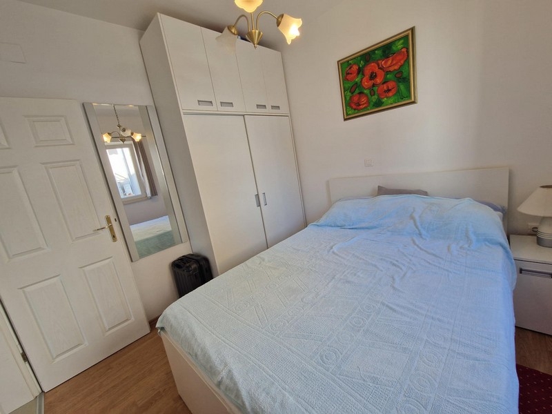 Chambre avec lit double et placard intégré