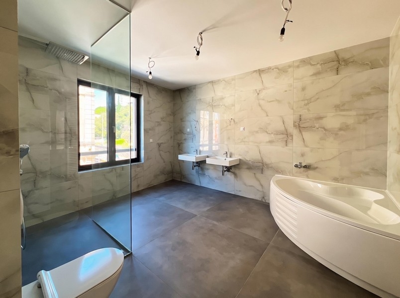Salle de bains avec baignoire îlot aspect marbre