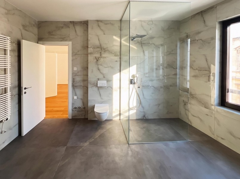 Deuxième salle de bains avec douche à l'italienne