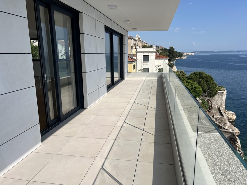 Espace extérieur couvert le long de l'appartement