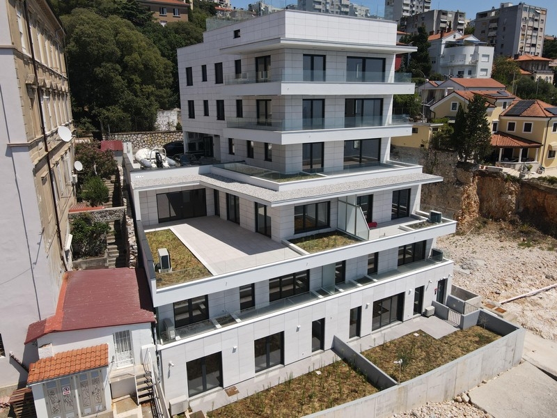 Construction neuve en première ligne de mer à Rijeka, Croatie
