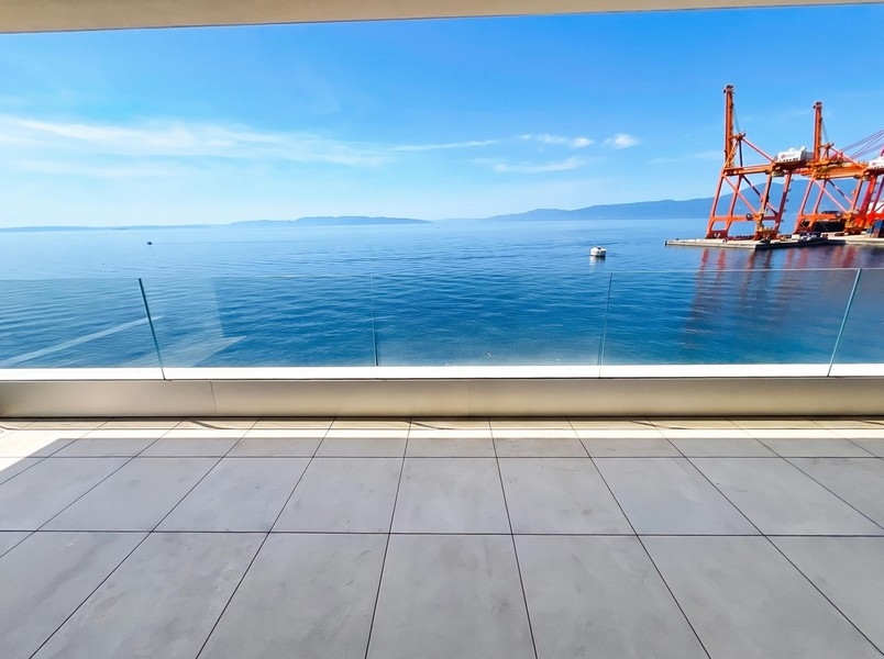 Vue mer depuis la terrasse de l'appartement de luxe en Croatie