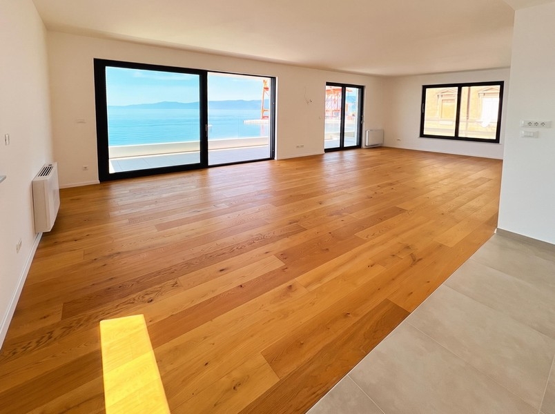 Pièce de vie avec parquet et vue sur la mer