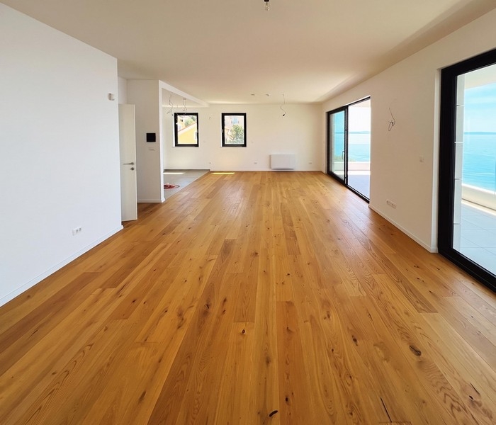 Séjour lumineux avec parquet à Rijeka