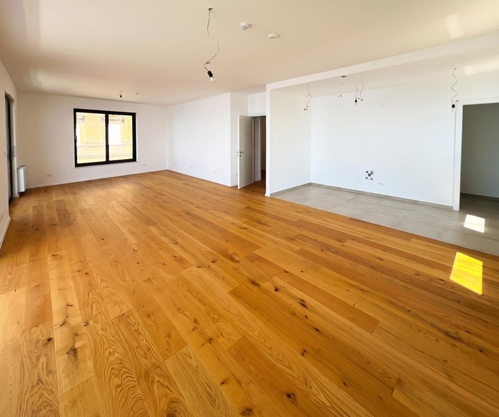 Spacieuse pièce de vie de l'appartement neuf en Croatie