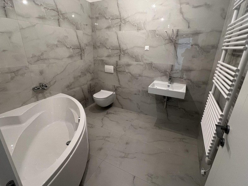 Salle de bains avec baignoire aspect marbre