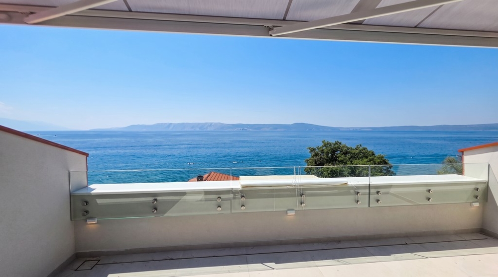 Terrasse avec vue mer de l'appartement neuf à Novi Vinodolski