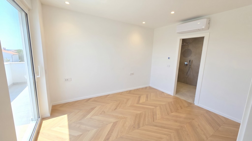 Chambre avec climatiseur et accès à la salle de bains