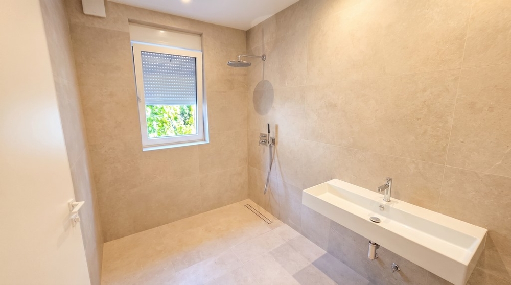 Salle de bains avec douche à effet pluie en Croatie