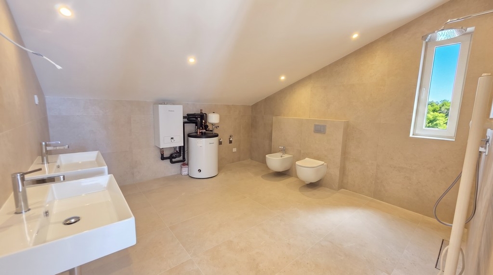 Salle de bains avec fenêtre et chauffe-eau