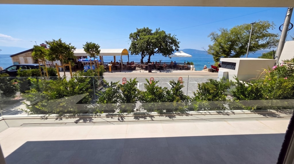 Terrasse avec vue mer d'un appartement neuf à Novi Vinodolski