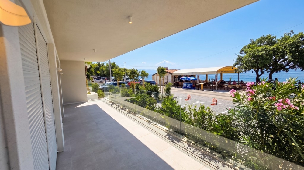 Terrasse couverte avec vue sur la mer en Croatie