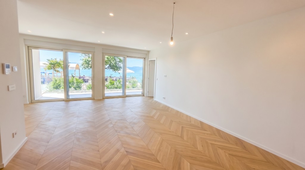 Séjour lumineux avec parquet en point de Hongrie et vue mer