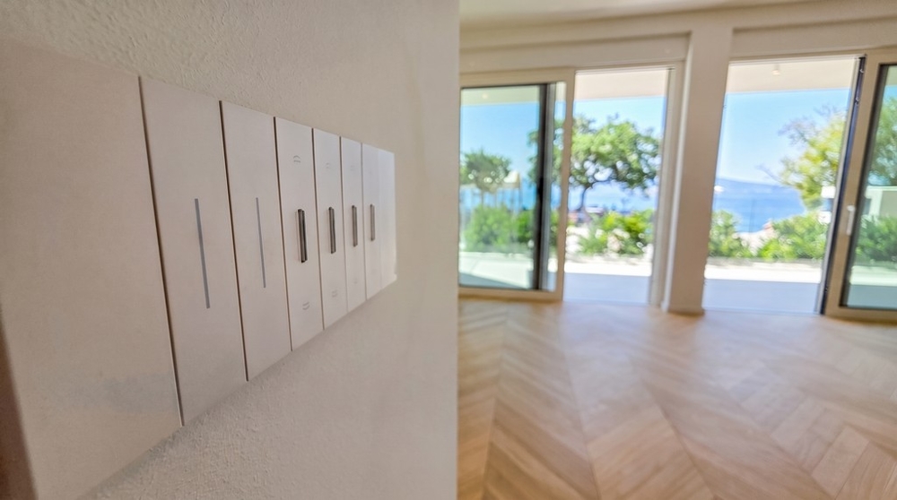 Pièce avec placard intégré et accès à la terrasse