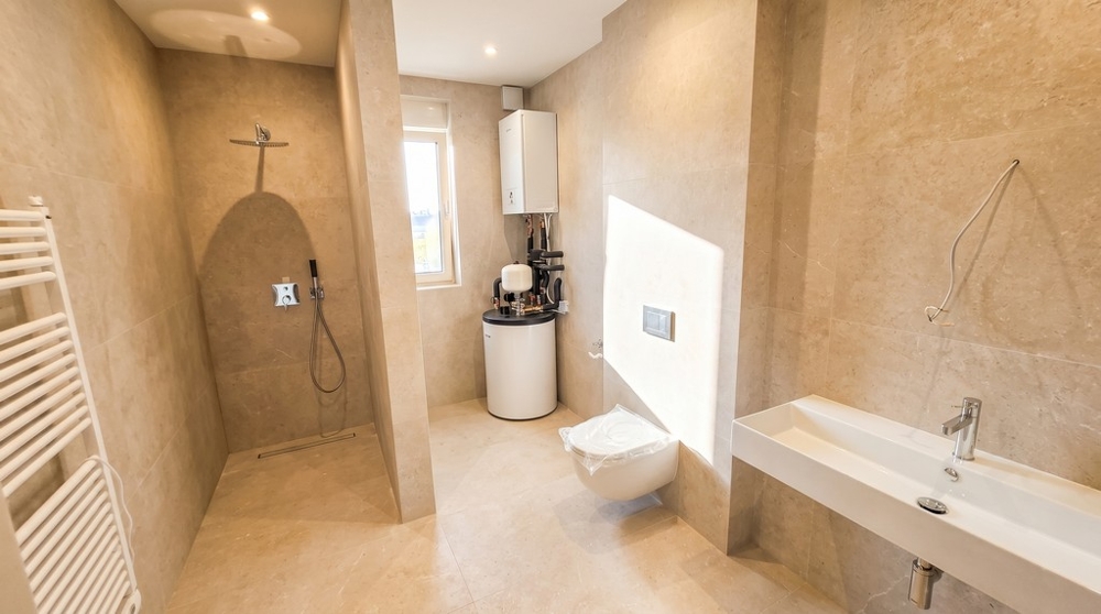 Salle de bains avec douche à l'italienne