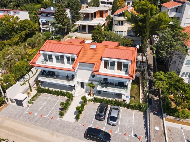 Vue aérienne de l'immeuble à Novi Vinodolski, Croatie