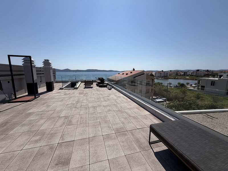 Grand toit-terrasse avec vue sur la mer