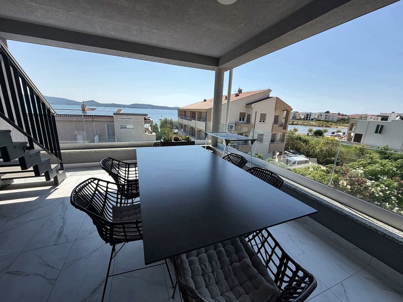 Terrasse couverte avec vue mer