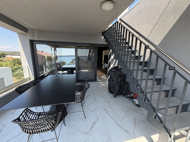 Terrasse avec escalier vers le toit-terrasse