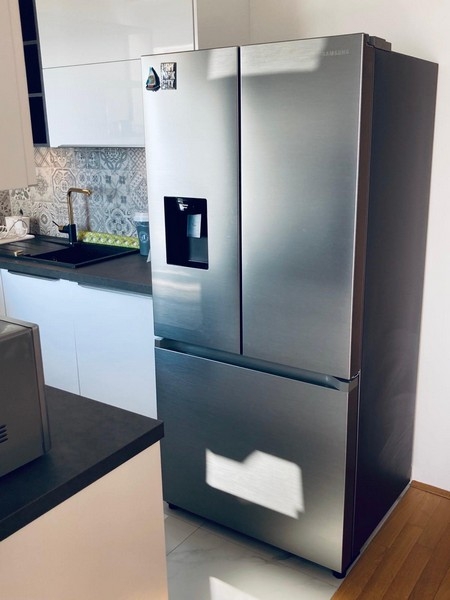 Réfrigérateur avec distributeur d'eau dans la cuisine