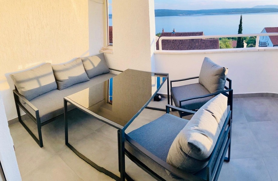 Balcon avec mobilier lounge et vue sur la mer