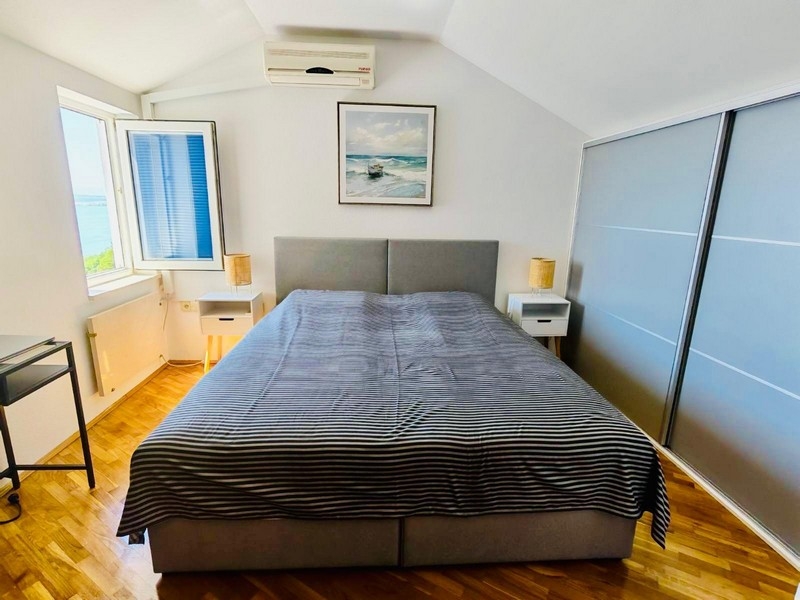 Chambre avec lit double et placard intégré