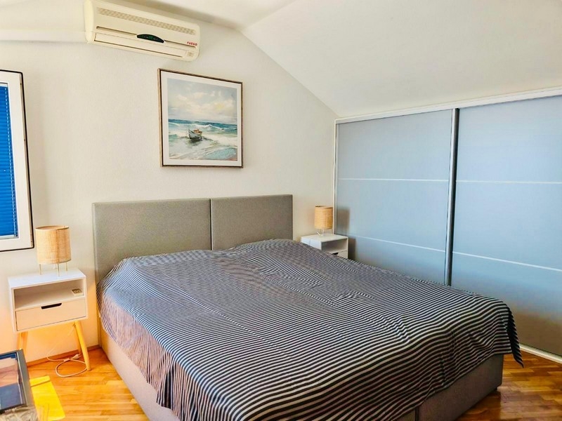 Chambre sous les combles avec climatisation