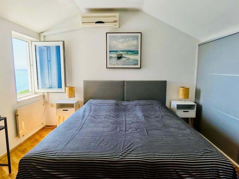 Chambre avec fenêtre donnant sur la mer