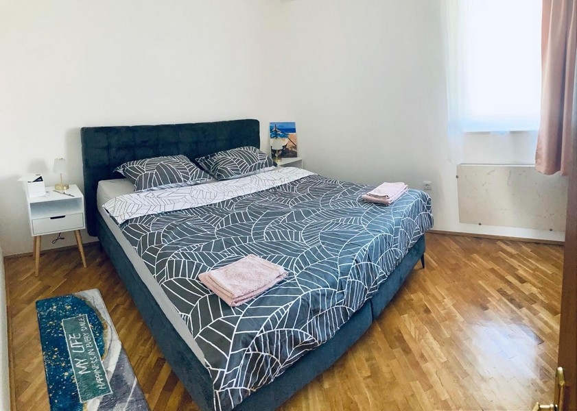 Troisième chambre avec lit double et parquet
