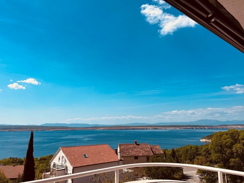 Vue mer depuis le balcon par-dessus les toits de Dramalj