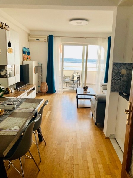 Séjour avec table à manger et vue vers le balcon