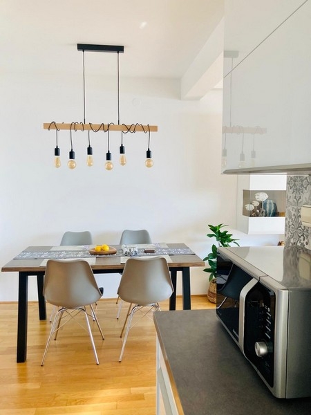 Table à manger à côté de la cuisine ouverte