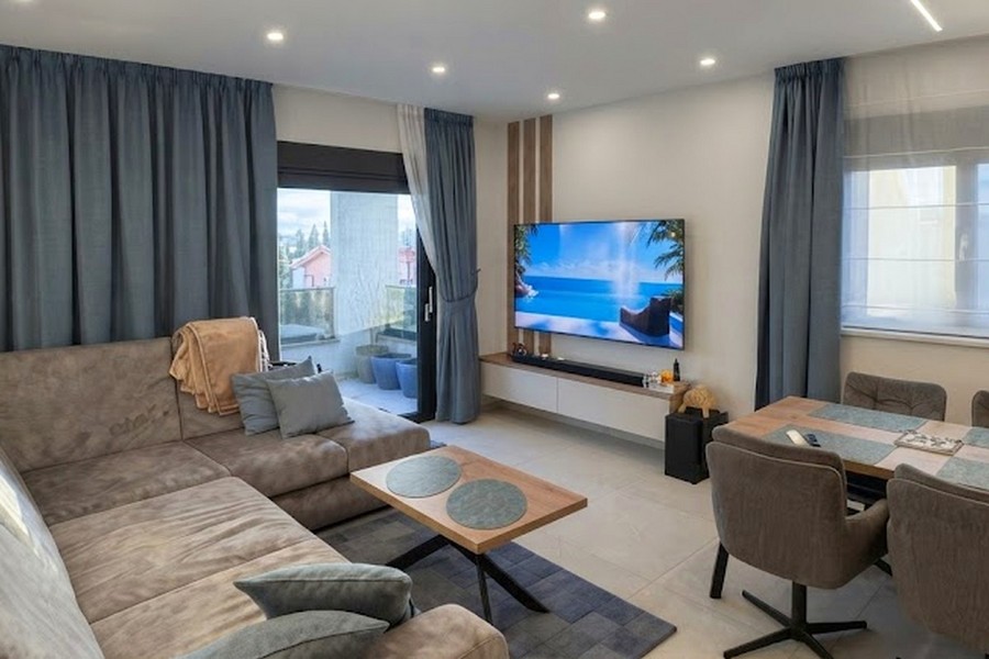 Salon avec canapé et télévision dans le penthouse