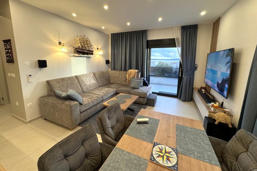 Salon avec canapé et vue vers le balcon